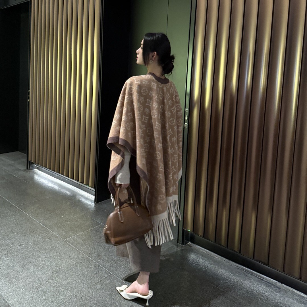 Luxurious Yet Refined Segmented Fringes Designer Scarf Outdoor Sports Warm Blanket Fashionable And Elegant Combination