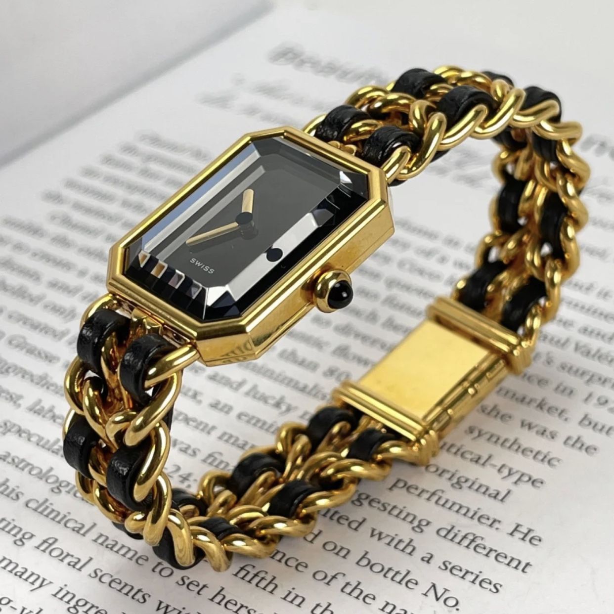 Luxury Designer Women's Watch, High Quality Quartz Movement, Stainless Steel Yellow Gold Plated, Natural Onyx Cabochon, Leather Strap Wristwatch RW5243