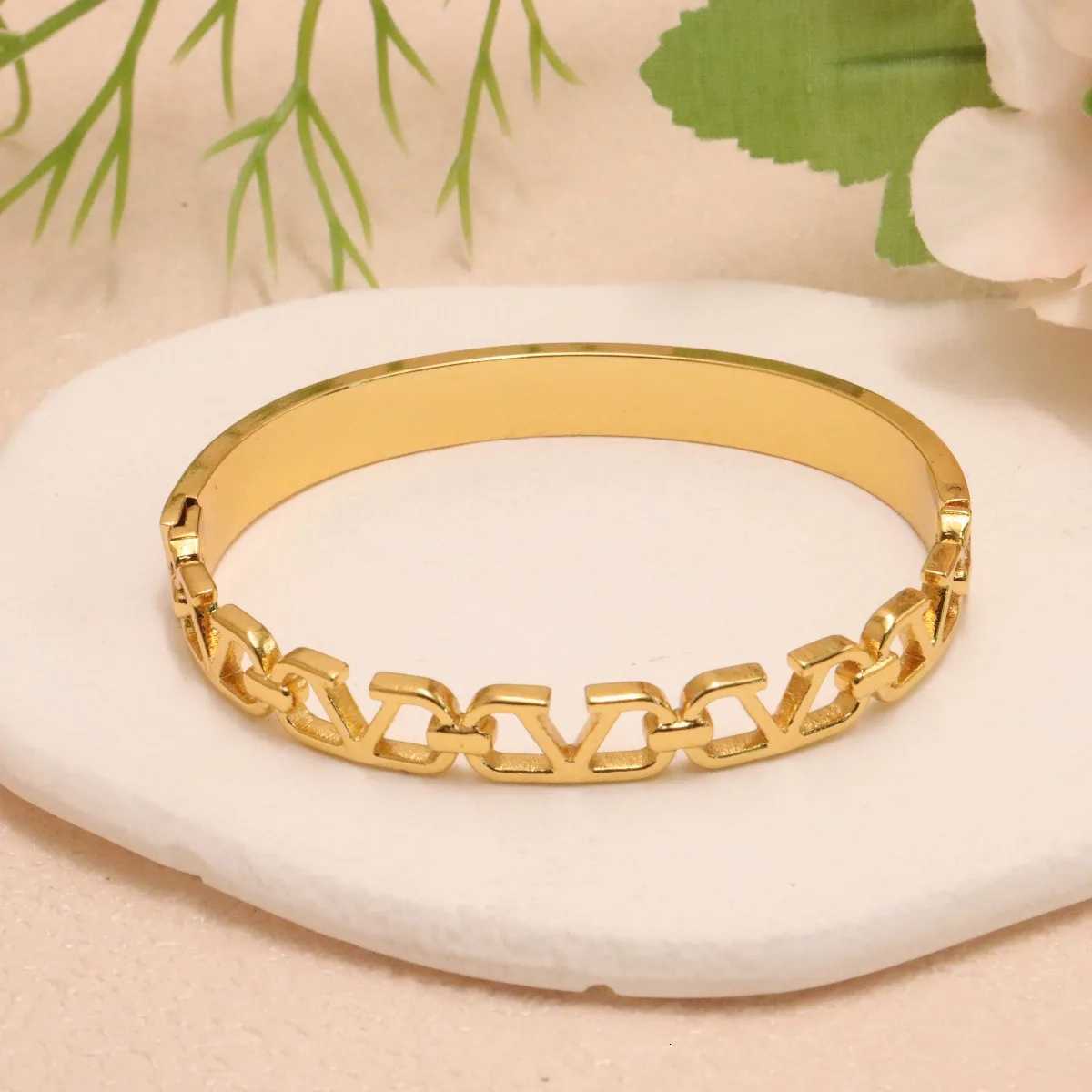 StainlESS Steel SnAP-on Bangles Women Gold Color Openwork Chain Bangles Fashion AccESSories Gift 60mm Button H260323 - view 7