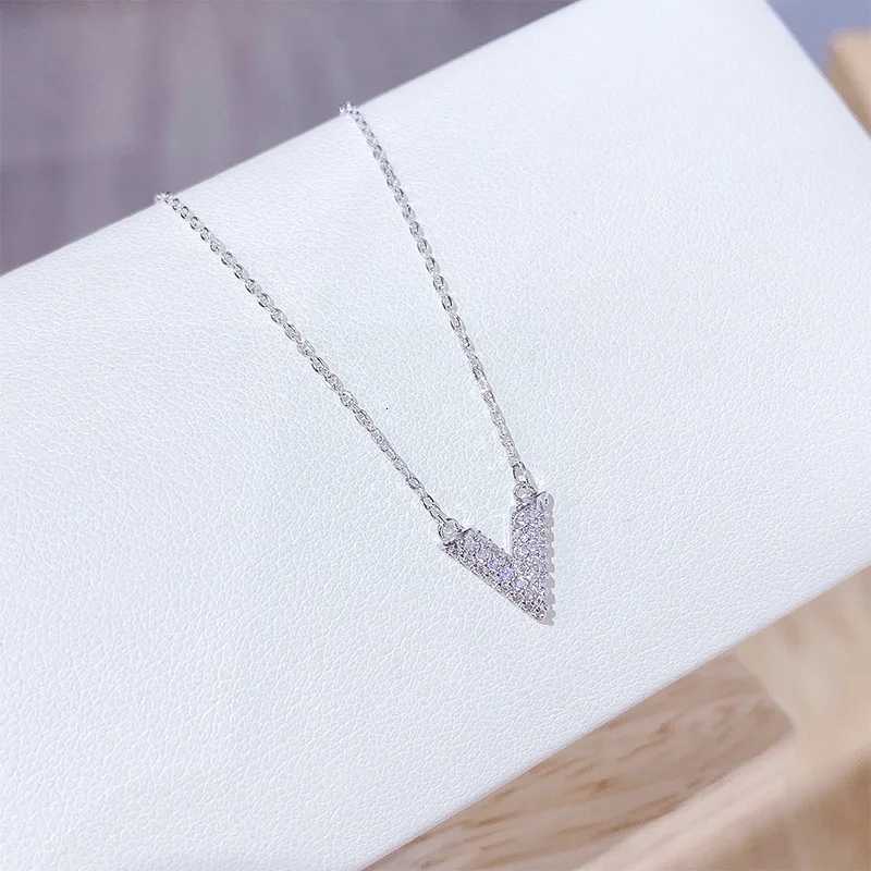 New Personality Fashion Necklaces Jewelry for Women Exquisite Mirco Crystal Letter V Clavicle Chain Pendant Necklaces Gifts H260324 - view 3
