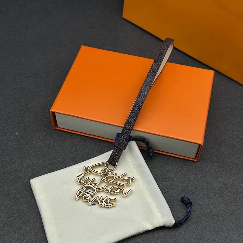 High Quality Leather Keychain Bag Charm Luxury Designer Hollow Old Flower Letter Car Keyring Letter PU Leather Unisex Lanyard Metal Jewelry
