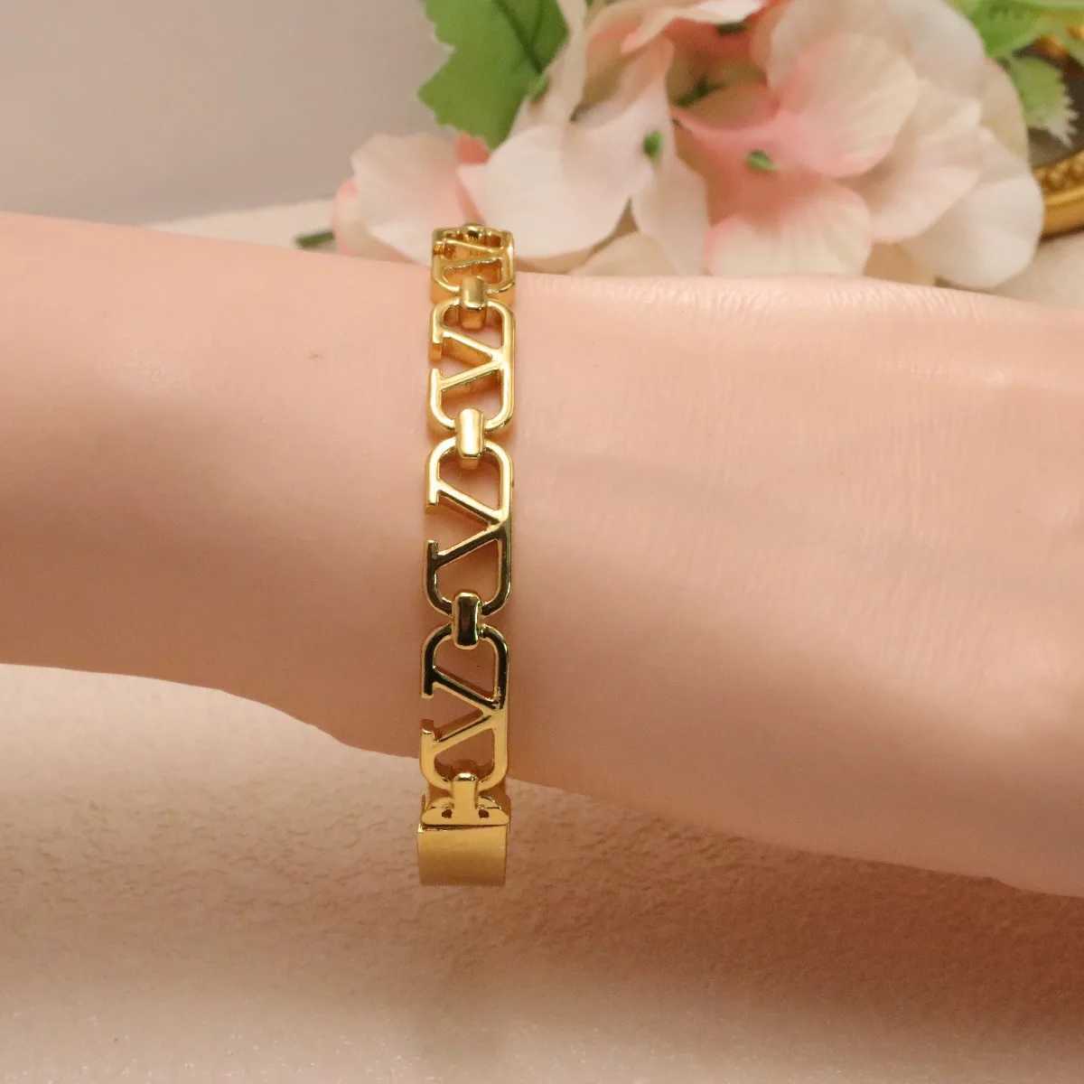 StainlESS Steel SnAP-on Bangles Women Gold Color Openwork Chain Bangles Fashion AccESSories Gift 60mm Button H260323 - view 5