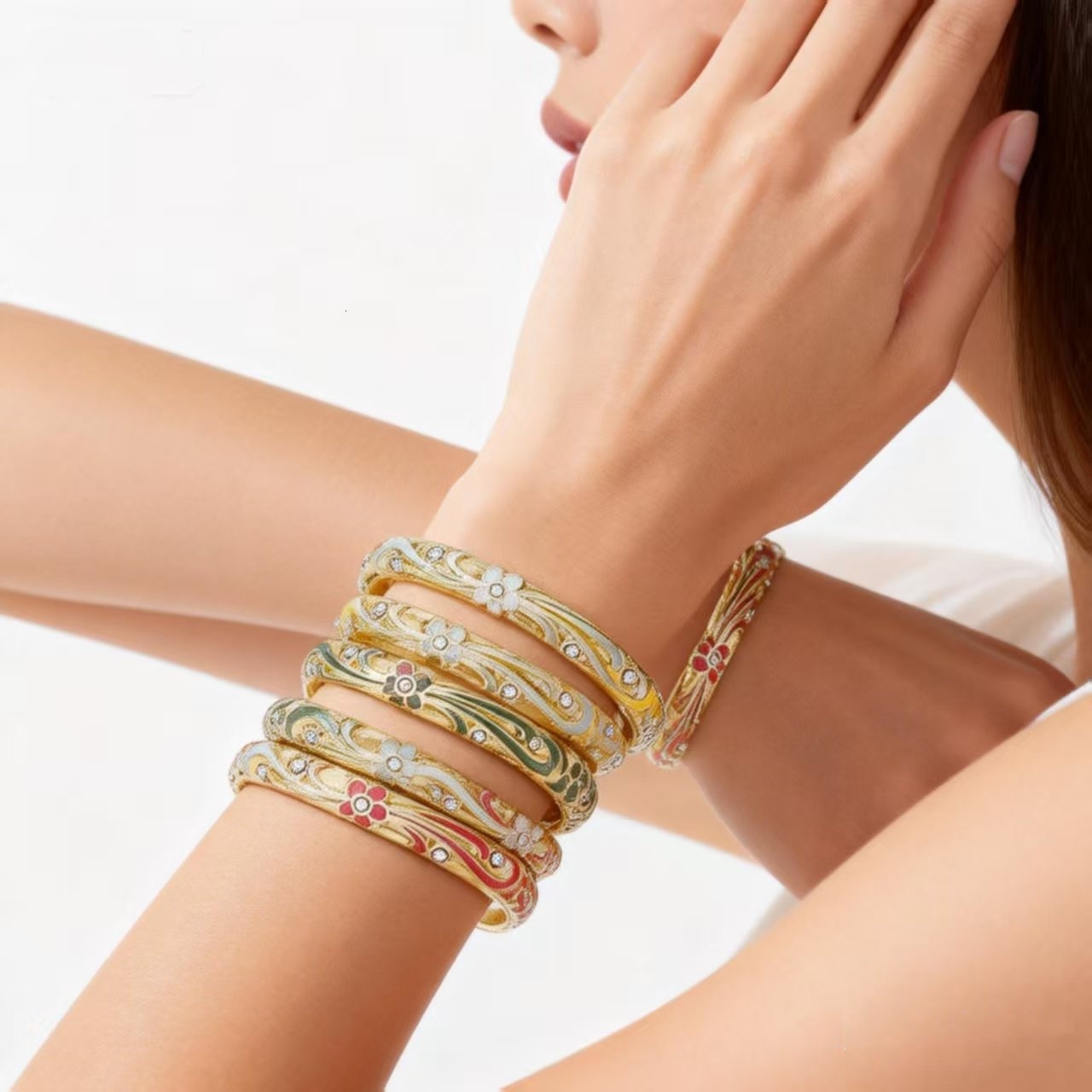 Luxurious sophisticated fashion retro alloy bracelet with palace-style carved designs, hollow enamel and drip-glazed finish