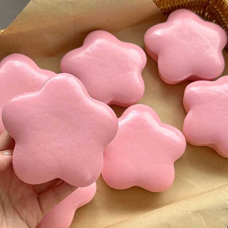 Kawaii Star Squeeze Toy Cute Flower Slow Rebound Wet Soft Suction Finger Pinch Decompression Squishy Toy Stress Release Toys H260324