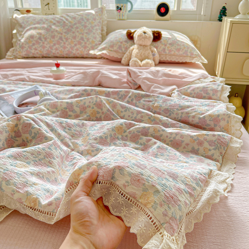 Cotton crinkle fabric with floral pattern, lace trim, air conditioning quilt, washed cotton summer cool quilt four-piece set, soybean fiber