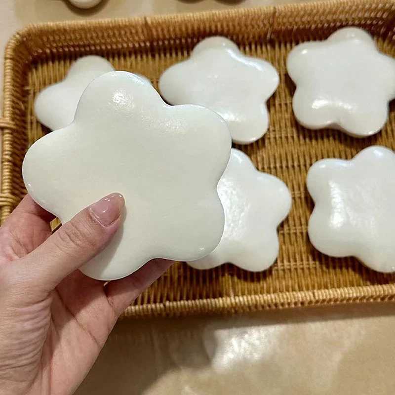 Kawaii Star Squeeze Toy Cute Flower Slow Rebound Wet Soft Suction Finger Pinch Decompression Squishy Toy Stress Release Toys H260324