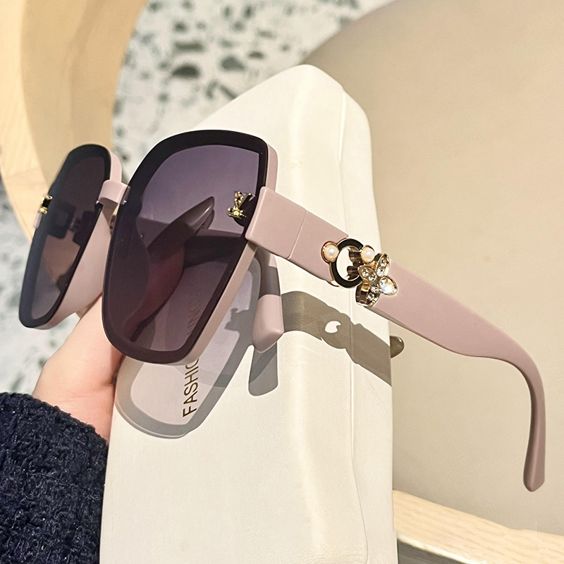 2026 summer hot casual fashion pearl versatile designer sunglasses classic luxury sunshade sunglasses for women