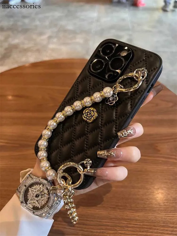 luxury High Quality Luxurious Phone Case 17 16 15 13 11 3D Camellia Cover With Chain For iPhone 16 Pro Max