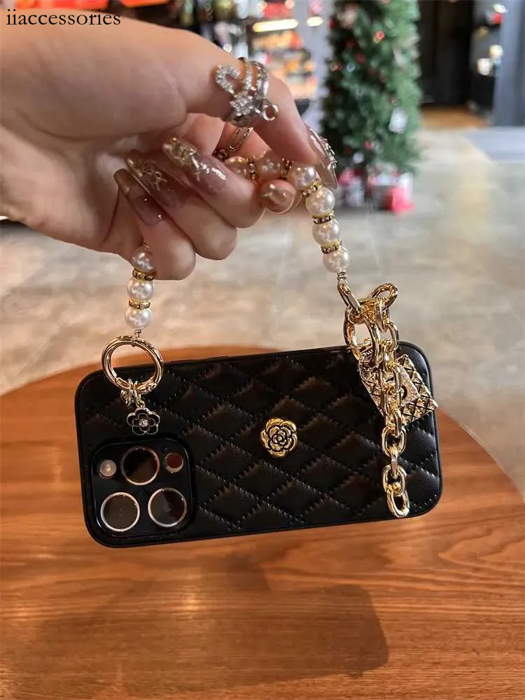 luxury High Quality Luxurious Phone Case 17 16 15 13 11 3D Camellia Cover With Chain For iPhone 16 Pro Max