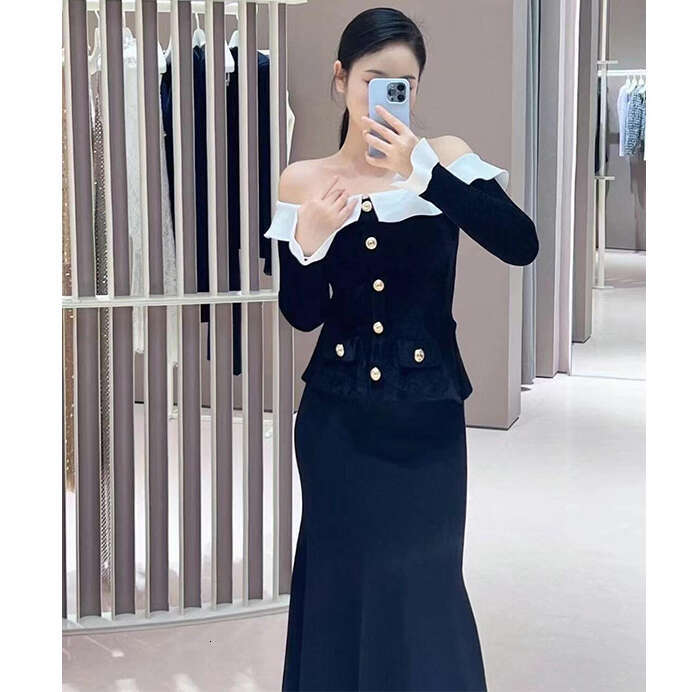 2026 Spring New Designer Elegant Black and White Contrast Single Shoulder k30 Bell shaped Long sleeved Dress