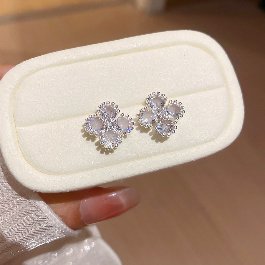 Luxury Zircon silver Clover Earrings, Fashionable Elegant, High-end and Extremely Attractive, Non-Pierced Niche Ear Clips - view 8