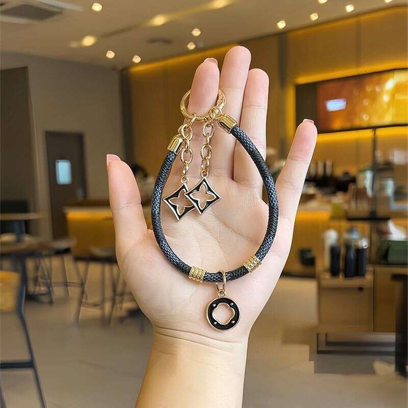 Keychain New High-End Sense Presbyopic Leather Light Luxury Gold Fashion Personality Temperament Mobile Phone Pendant Chain Car Keychain