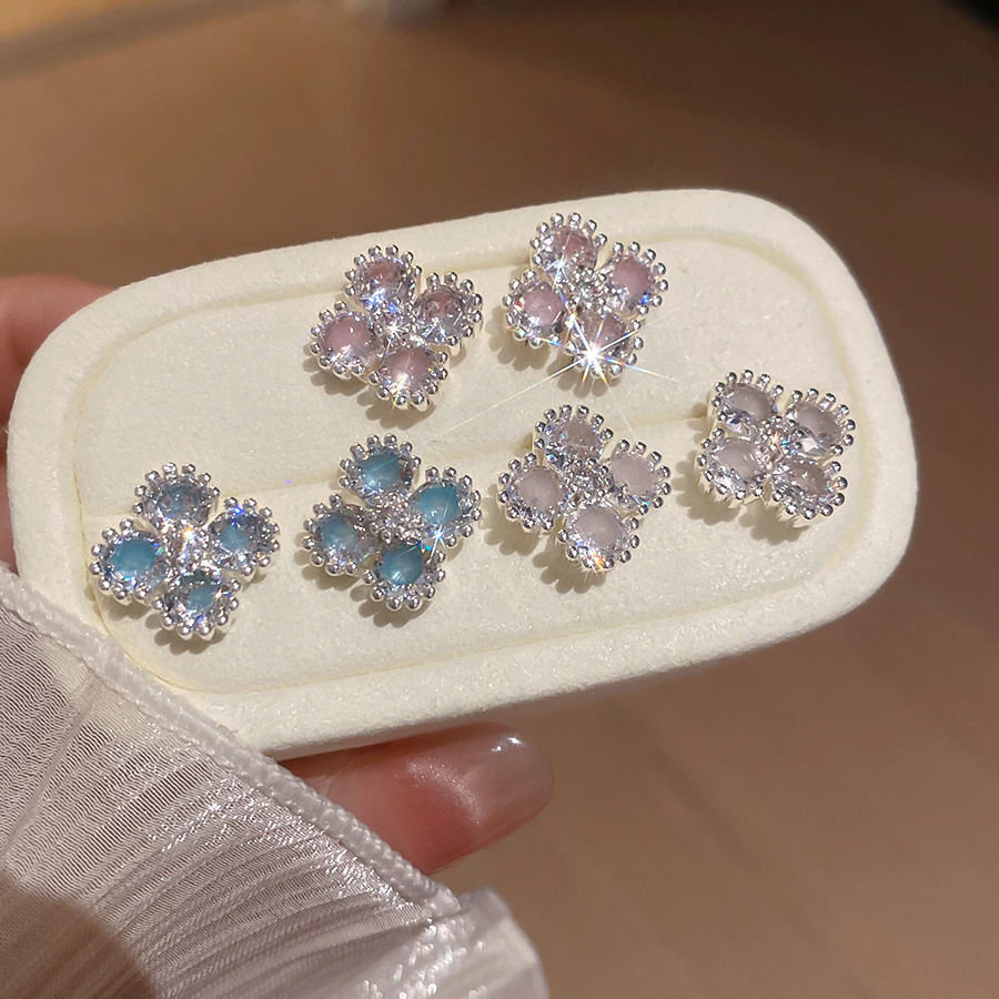 Luxury Zircon silver Clover Earrings, Fashionable Elegant, High-end and Extremely Attractive, Non-Pierced Niche Ear Clips - view 6