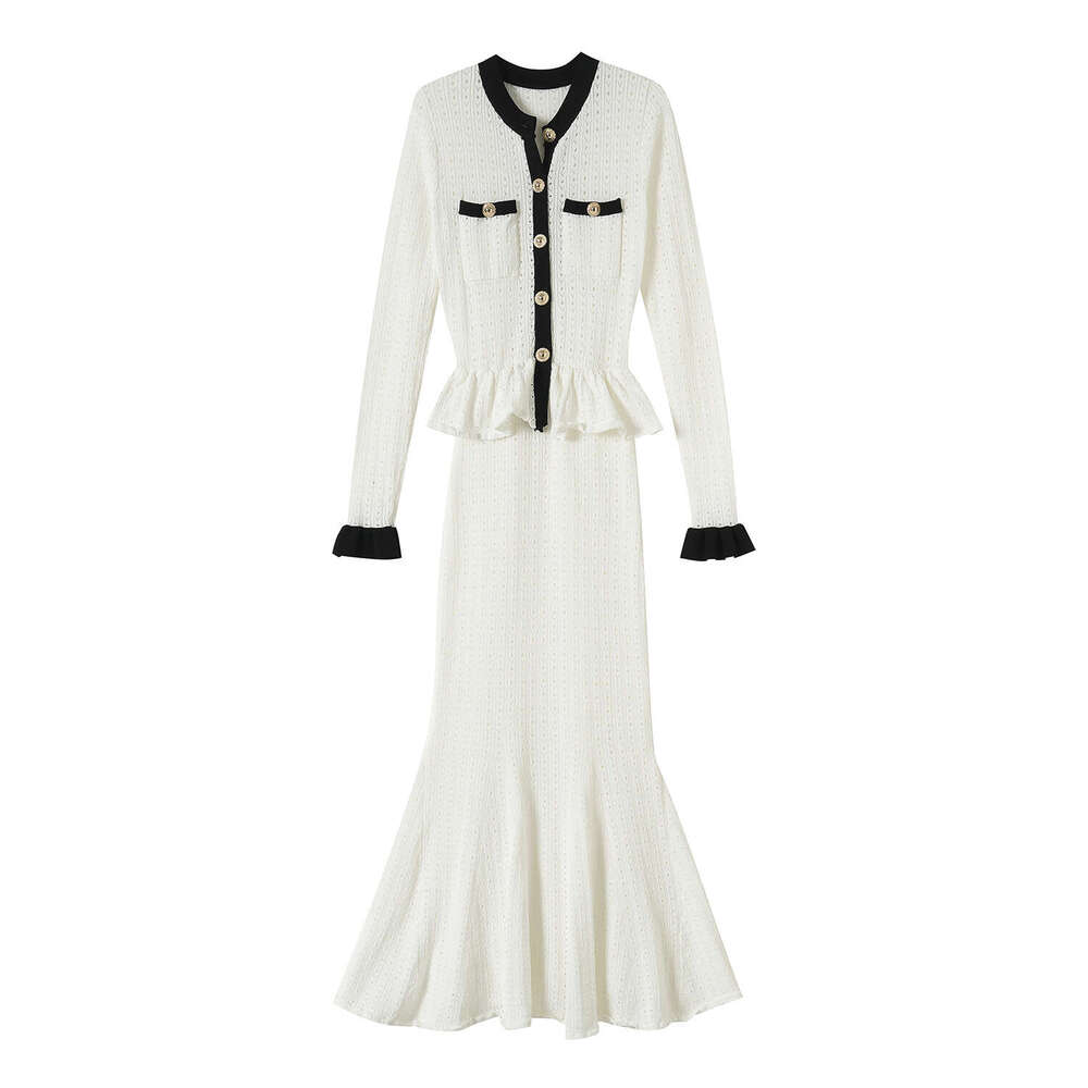 2026 Autumn New Designer Black k30 and White Contrast Elegant Round Neck Single breasted Long sleeved Knitted Women's Dress