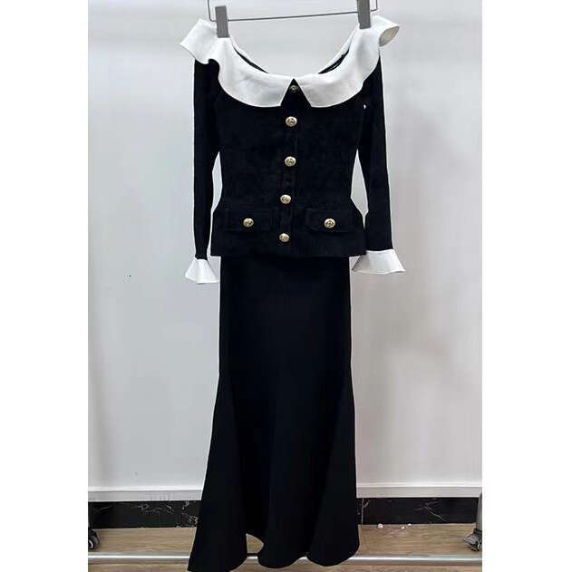 2026 Spring New Designer Elegant Black and White Contrast Single Shoulder k30 Bell shaped Long sleeved Dress