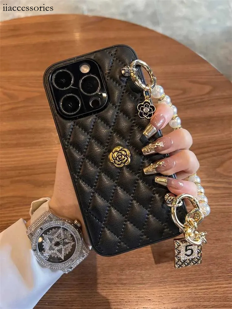 luxury High Quality Luxurious Phone Case 17 16 15 13 11 3D Camellia Cover With Chain For iPhone 16 Pro Max