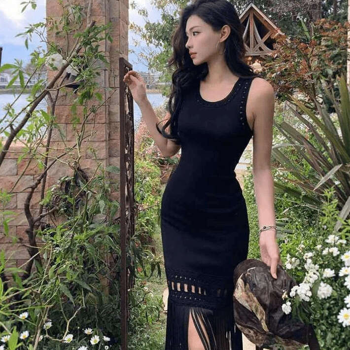 2026 s4 Spring Designer Elegant and Fashionable Black Sexy Hollow Knitted Tassel Women's Sleeveless Dress