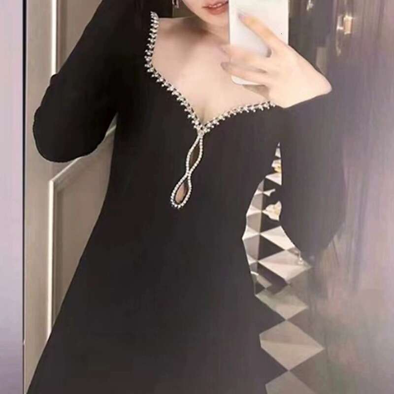 2026 Autumn New Designer Heavy duty Embroidered Crystal Decorative k30 Low Neck Waist Long Sleeve Knitted Dress