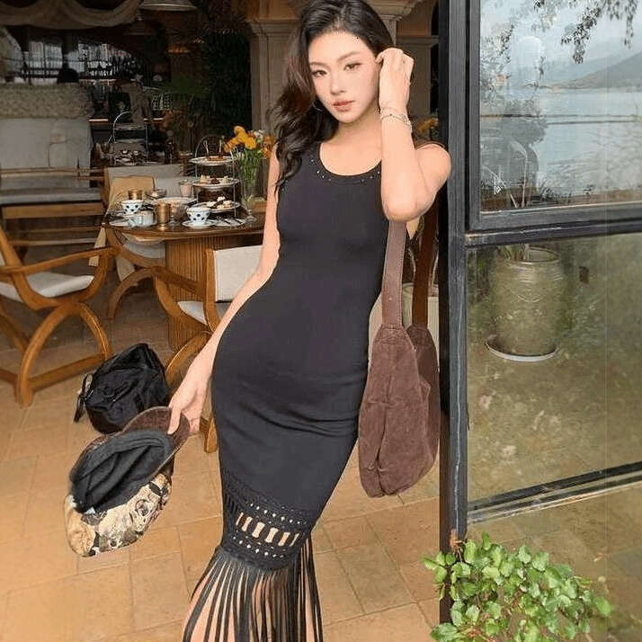 2026 s4 Spring Designer Elegant and Fashionable Black Sexy Hollow Knitted Tassel Women's Sleeveless Dress