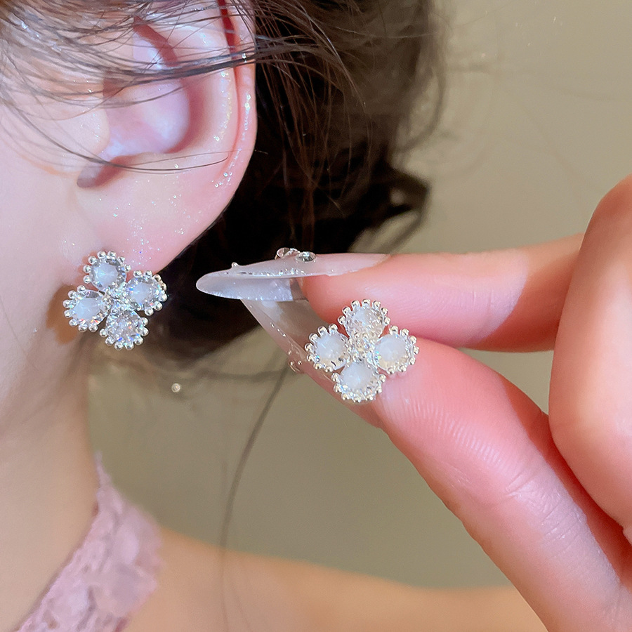 Luxury Zircon silver Clover Earrings, Fashionable Elegant, High-end and Extremely Attractive, Non-Pierced Niche Ear Clips - view 5
