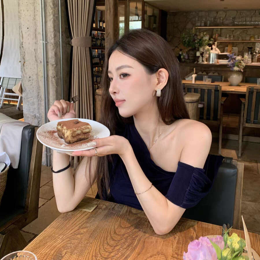 2026 Spring/Summer Designer French Asymmetric s4 Shoulder Design Knitted Ribbon Off Shoulder Sleeveless Women's Top