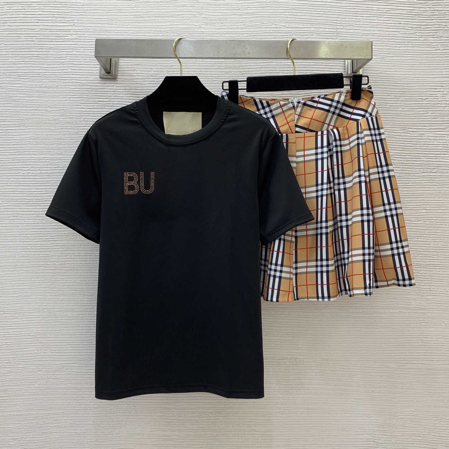 Women Dresses Skirts Two Piece Dress Classic Letter-printed T-shirt And Striped Pleated Skirt Sets Summer Fashion Match Designer Womens Clothes