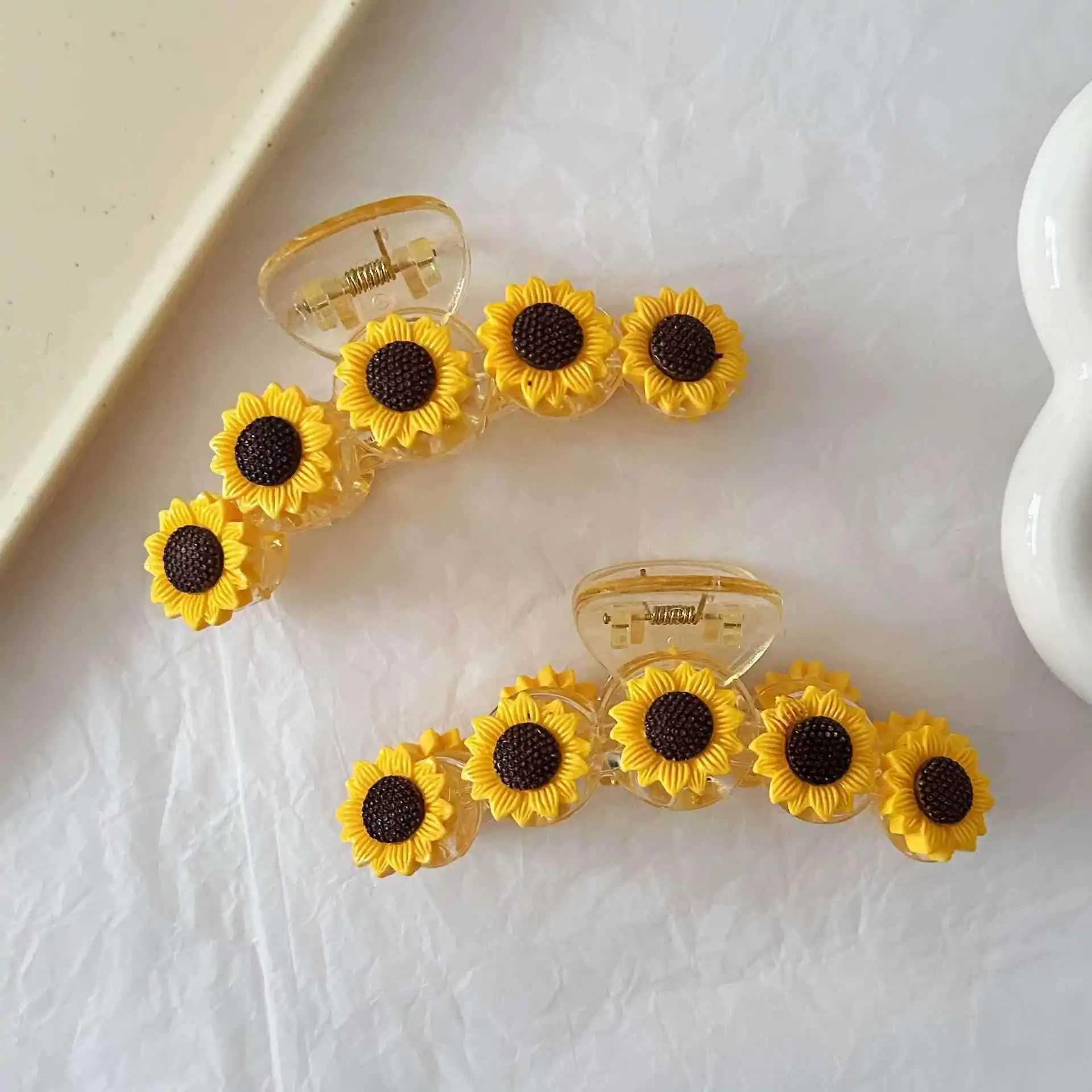 Womens Sunflower Hairpin Cartoon Little Boss Grab Kawaii Girls Fashion Shark Hairpin Simple Funny Hair Accessory Yellow Color H260326