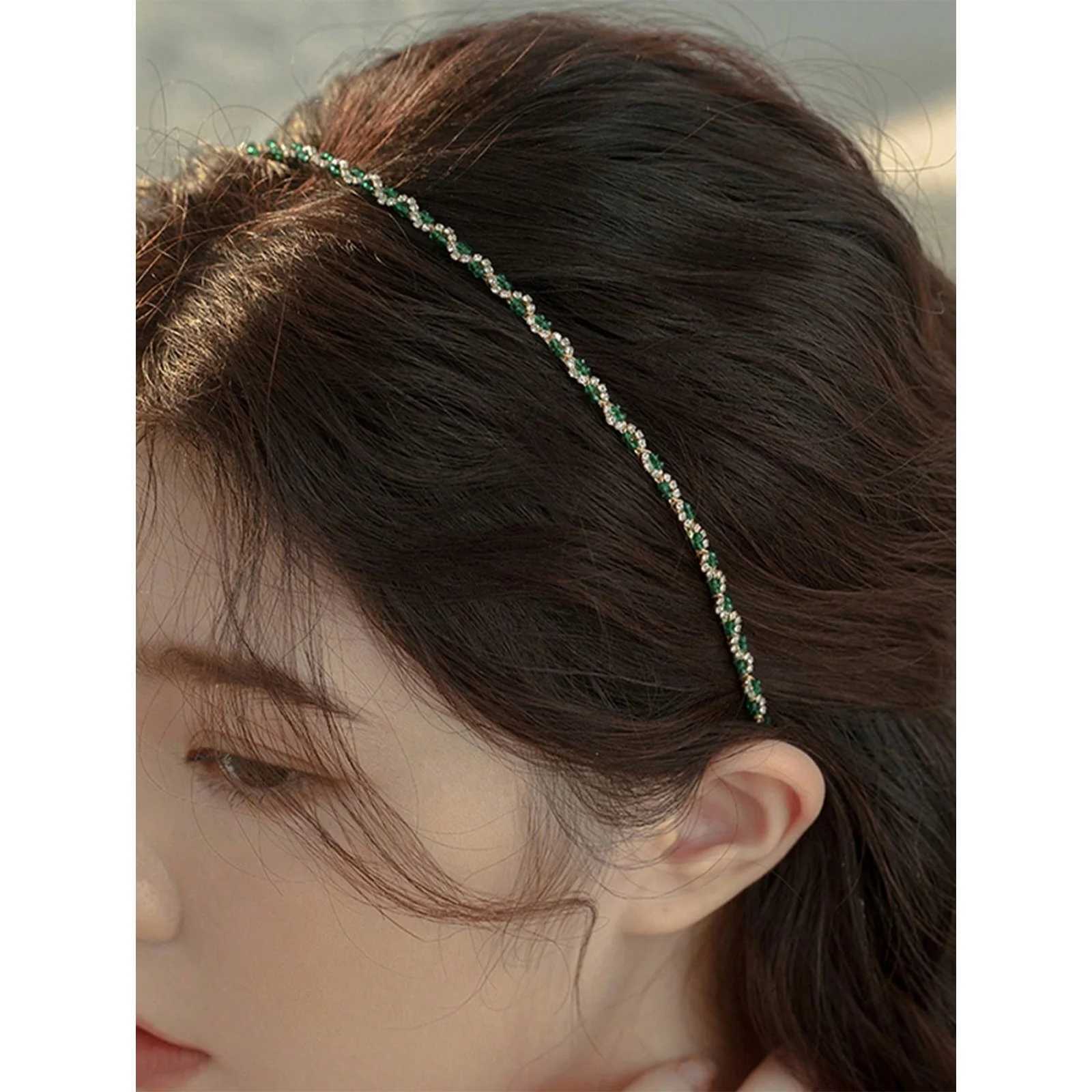 1PC Elegant Retro Palace-Style Green Narrow-Edged Headband Shiny Zinc Alloy Hair Accessory Suitable for Parties and Daily Wear D260326