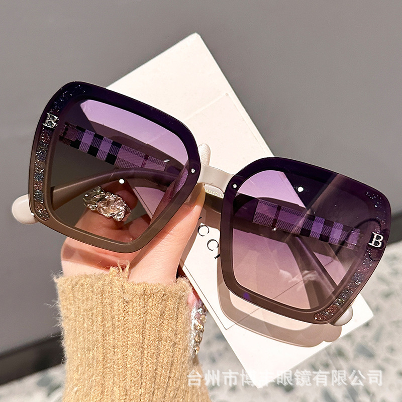 Luxury Brand Designer Sunglasses 2026 New Model Letter Pattern Polarized HD Sunglasses For Women, Light Luxury High-Quality Large Frame Sunglasses Who
