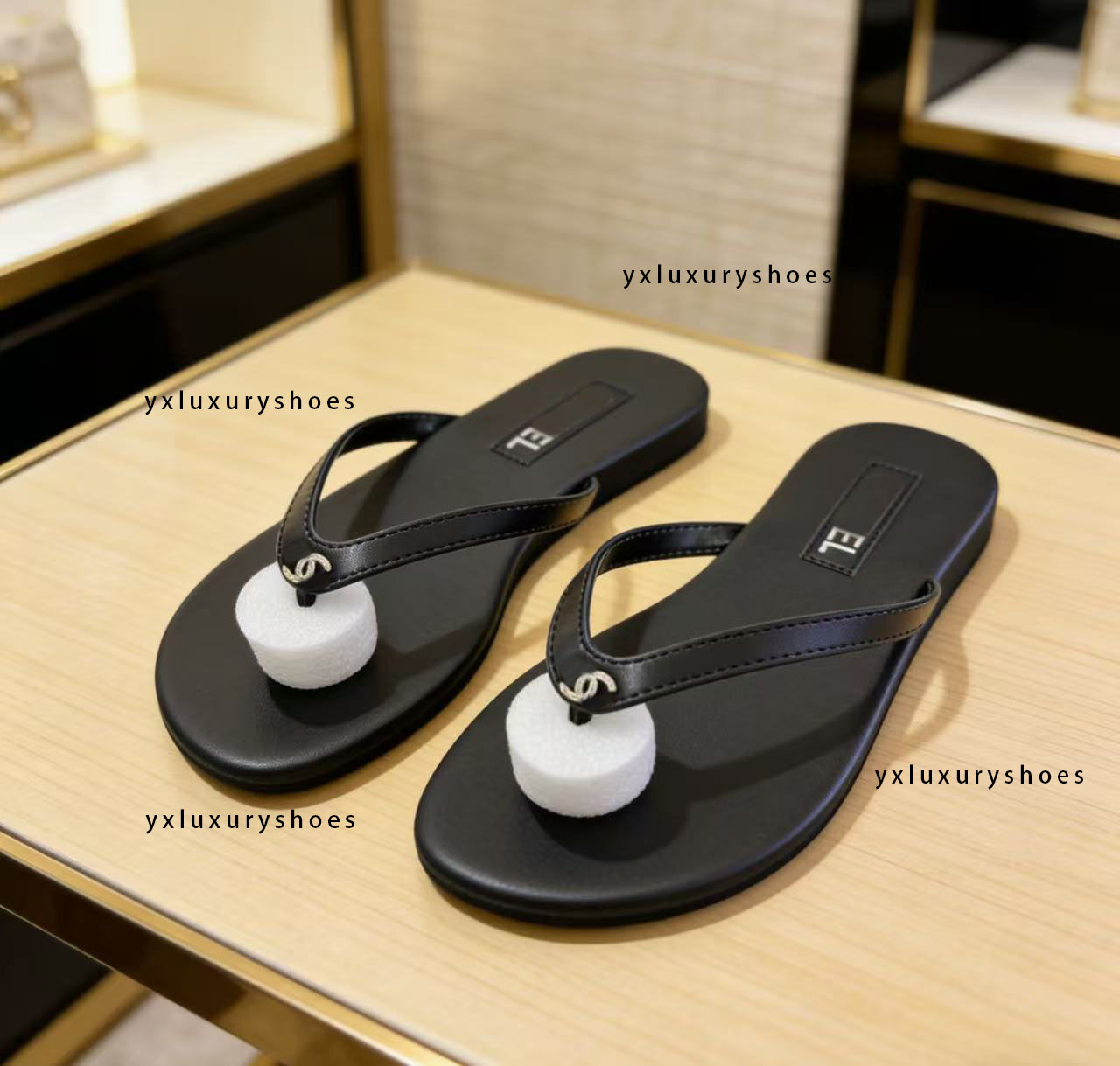 2026SS Luxury Designer slippers Women's Sand beach anti-slip slippers Summer fashion Wide flat flip-flops CC classic High quality diamond upper sandals size 35-42