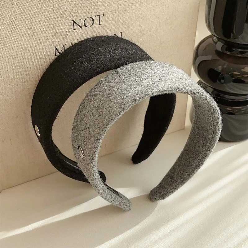 Luxury Wool Felt Wide Headband Silver Emblem Korean Dongdaemun 2025 Autumn Winter Elegant Hairpiece Soft Touch Hair Accessory D260326