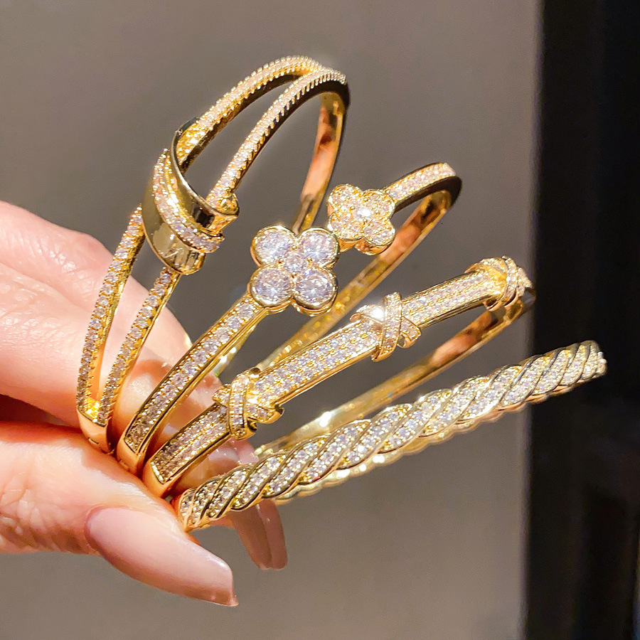 Gold-Plated Zircon Leaf-Clasp Bracelet Stylish and Versatile Perfect for Everyday Wear Affordable Luxury Women's Jewelry