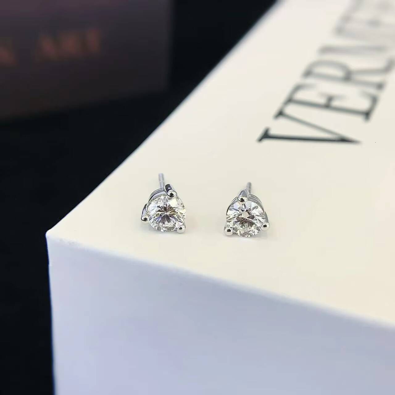 05 Carat 18K Solid Gold Lab-Created Brilliant Cut IGI Certified Womens Stud Earrings Charming Delicate Party Wedding Gift