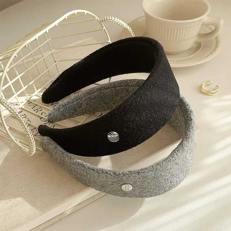 Luxury Wool Felt Wide Headband Silver Emblem Korean Dongdaemun 2025 Autumn Winter Elegant Hairpiece Soft Touch Hair Accessory D260326