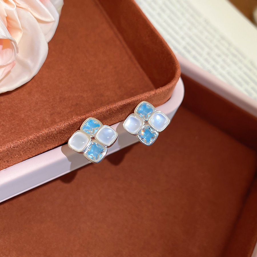 Silver needle zircon resin diamond-shaped dopamine fresh sweet, commuter style earrings, light luxury and high-end feel earrings - view 6