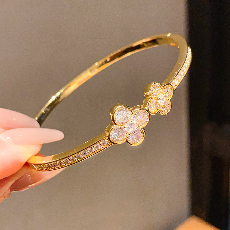 Gold-Plated Zircon Leaf-Clasp Bracelet Stylish and Versatile Perfect for Everyday Wear Affordable Luxury Women's Jewelry