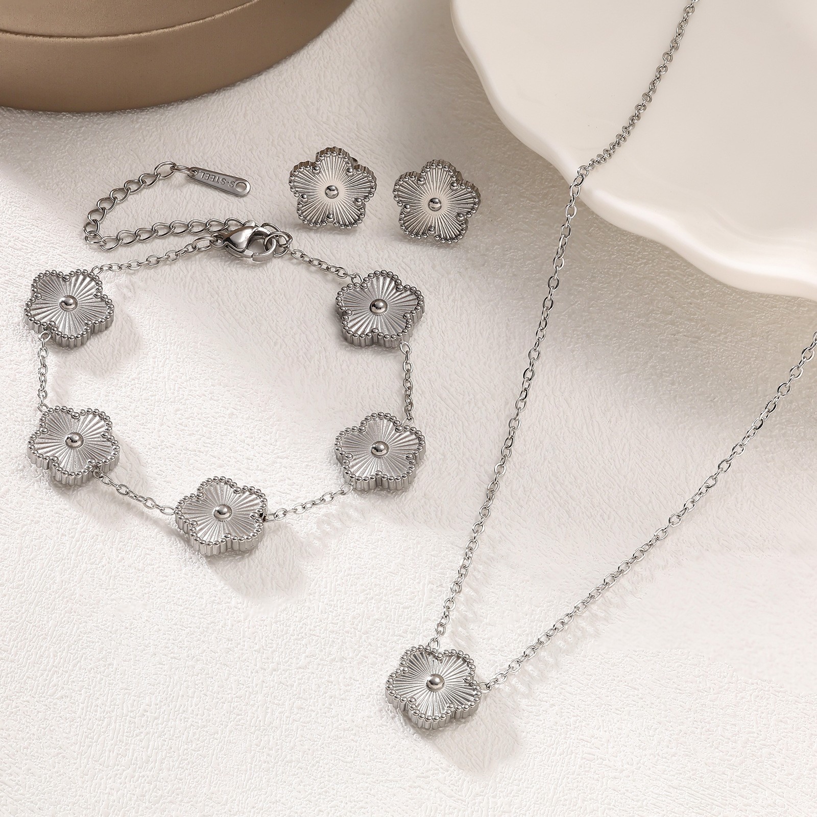 3pcs/set Designer Jewelry Set Five-petal Flower Clover Earrings Necklace Ring Bracelet Stainless Steel set for Woman Accessories Party Jewelry