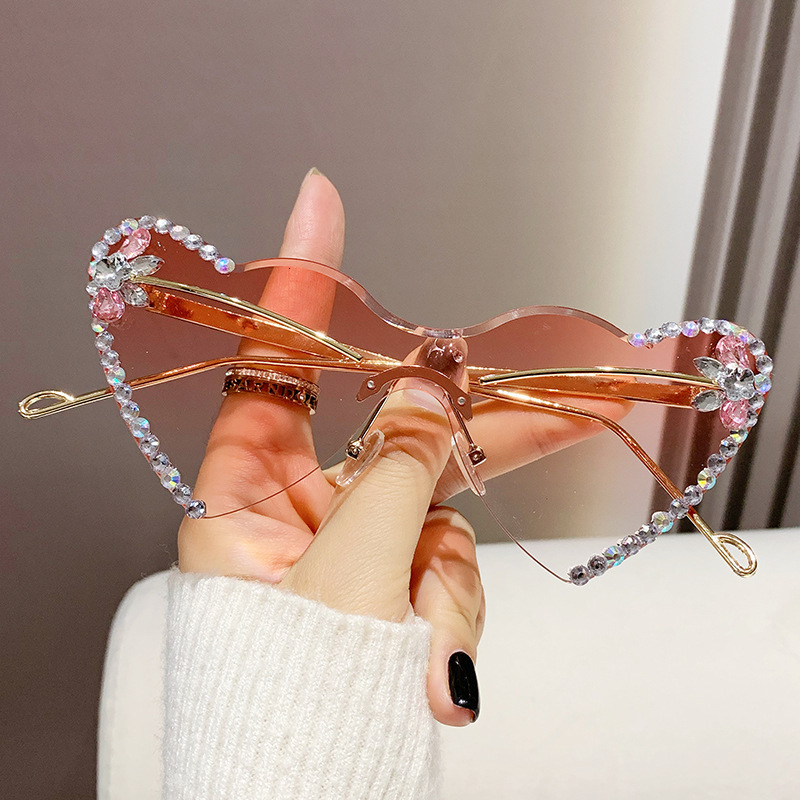 Luxury Brand Designer Sunglasses 2025 New Fashion Heart Diamond Sunglasses For Women, Personalized Rhinestone Sunglasses, European And American Trendy