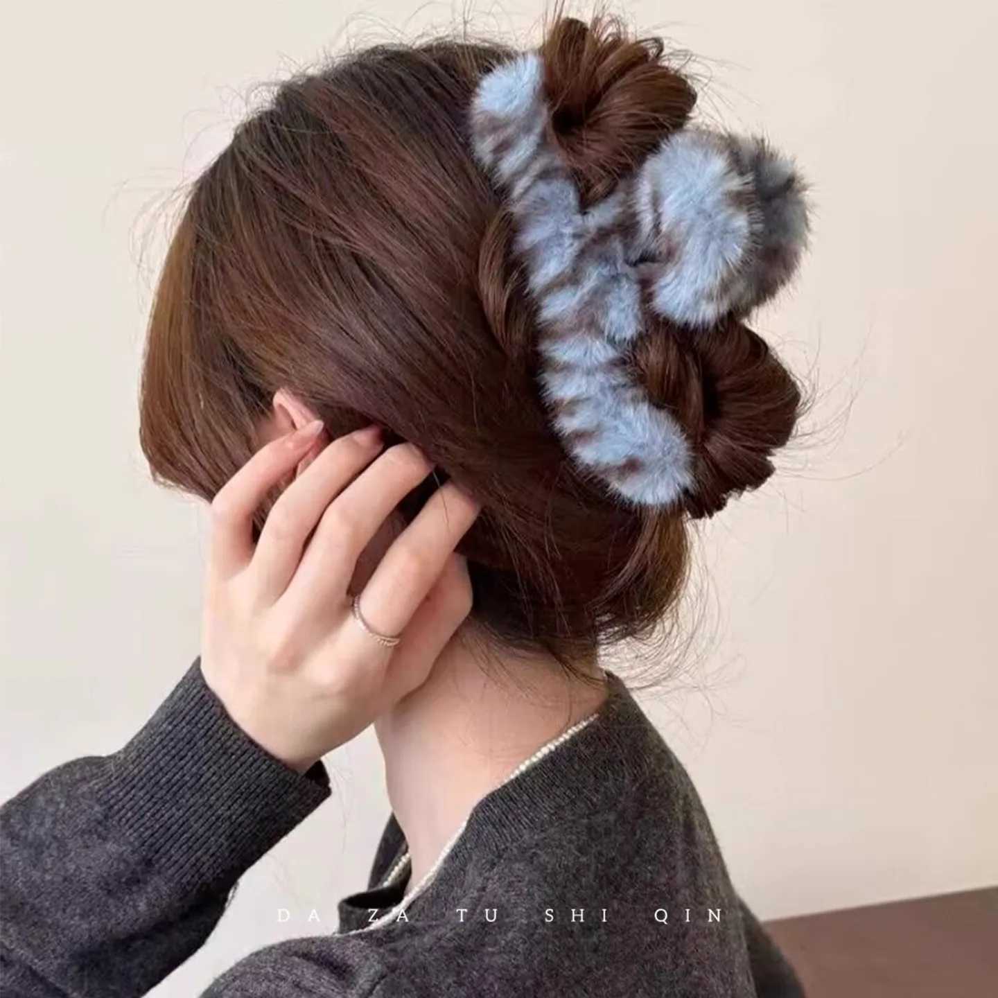 Elegant Leopard Print Striped Plush Hair Claw For Women Girls Sweet Hair Ornament Claw Clip Hair Clip Fashion Hair Accessories H260326