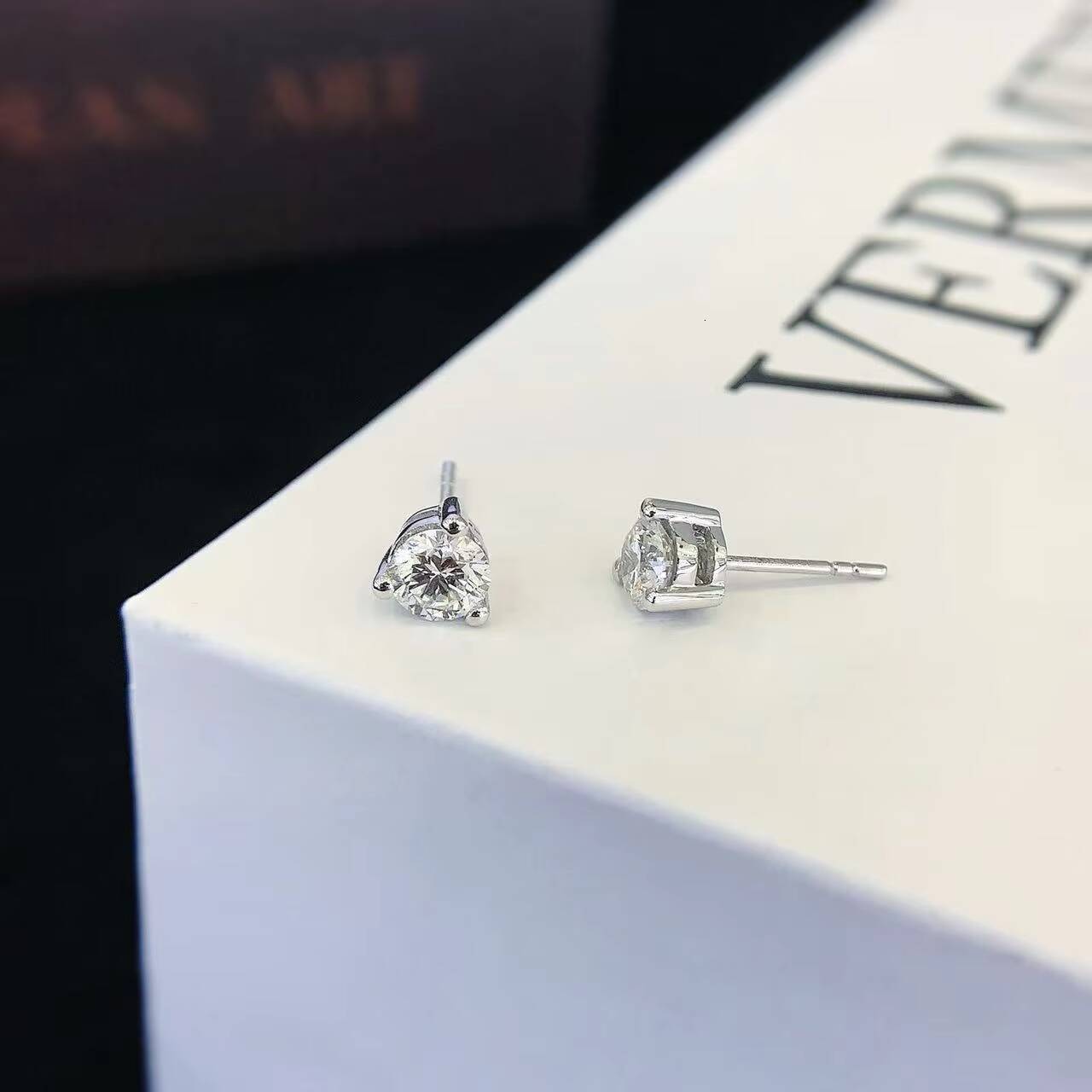 05 Carat 18K Solid Gold Lab-Created Brilliant Cut IGI Certified Womens Stud Earrings Charming Delicate Party Wedding Gift