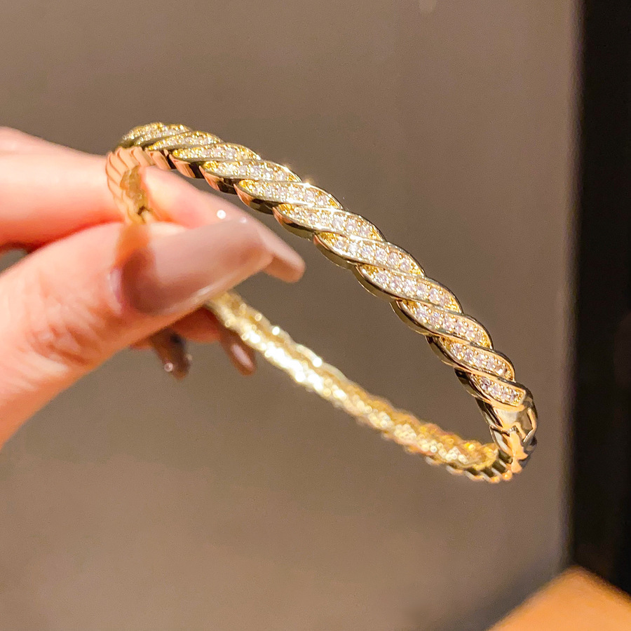 Gold-Plated Zircon Leaf-Clasp Bracelet Stylish and Versatile Perfect for Everyday Wear Affordable Luxury Women's Jewelry