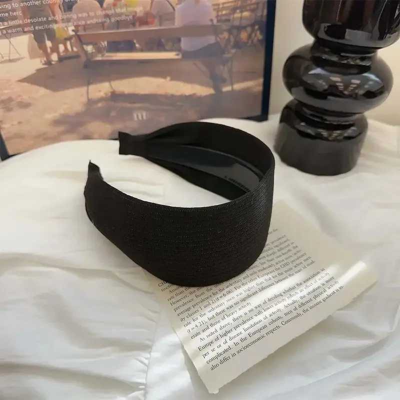 Retro High Crown Wide-Edged Headband for Women Anti-Slip Hairpin Hair Ornament Elegant Hair Accessory for Formal Casual Events D260326