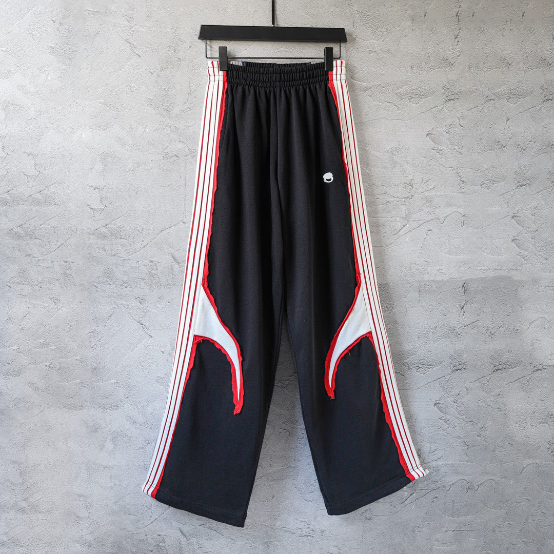 Double layered spliced double waisted striped pants, with outstanding nylon fabric texture. The waistband joint is made of polyester and nylon blend, Five side bars