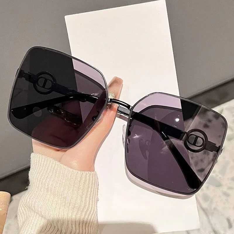 Large Frame Metal Light Luxury Womens Sunglasses New DS-7981 Fashionable Eyewear for Stylish Protection D260326
