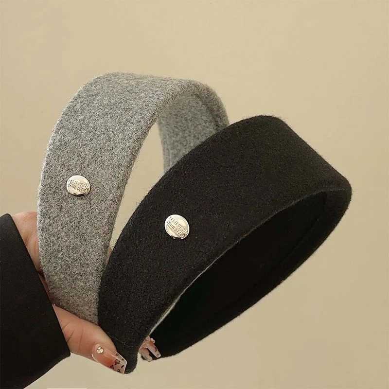 Luxury Wool Felt Wide Headband Silver Emblem Korean Dongdaemun 2025 Autumn Winter Elegant Hairpiece Soft Touch Hair Accessory D260326