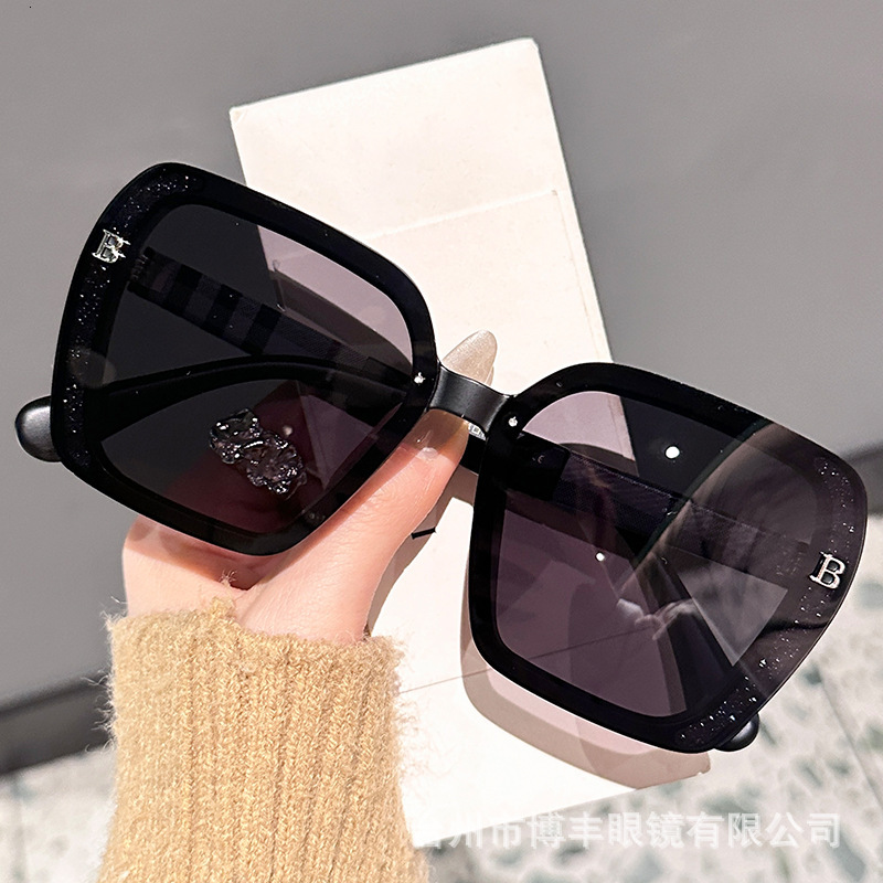 Luxury Brand Designer Sunglasses 2026 New Model Letter Pattern Polarized HD Sunglasses For Women, Light Luxury High-Quality Large Frame Sunglasses Who