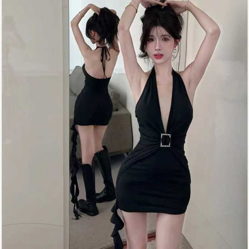 A new summer sexy deep V-neck halter dress for women with waist bag and exposed back to make them look slimmer M260326