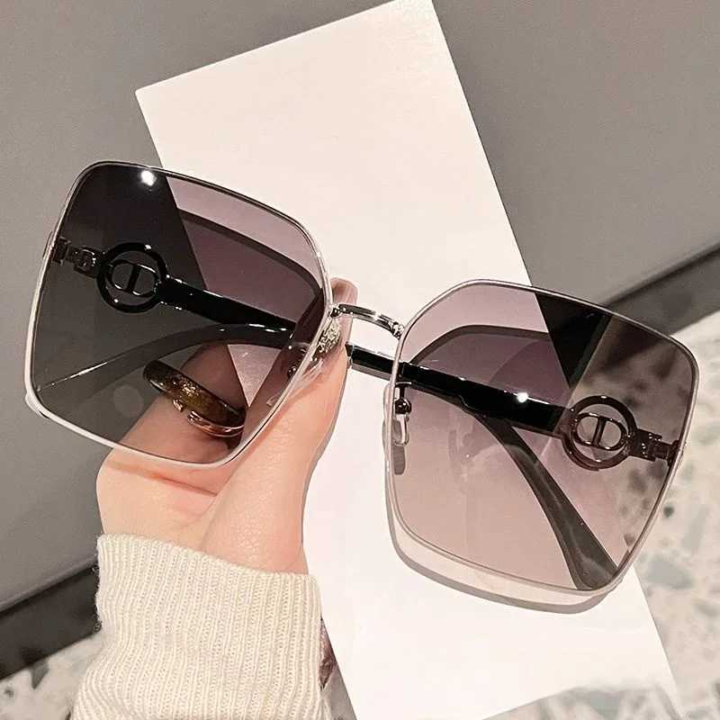 Large Frame Metal Light Luxury Womens Sunglasses New DS-7981 Fashionable Eyewear for Stylish Protection D260326
