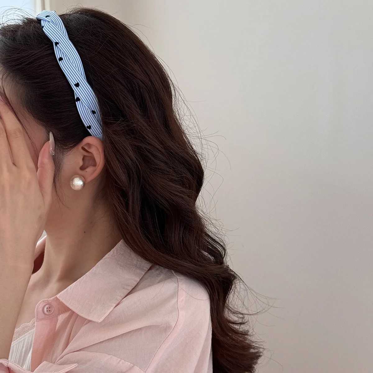 Korean Style Plaid Twisted Headband Non-Slip Grippy Teeth Hairband for High Crown Narrow Hair Clip for Women Cute Girly Headwear D260326