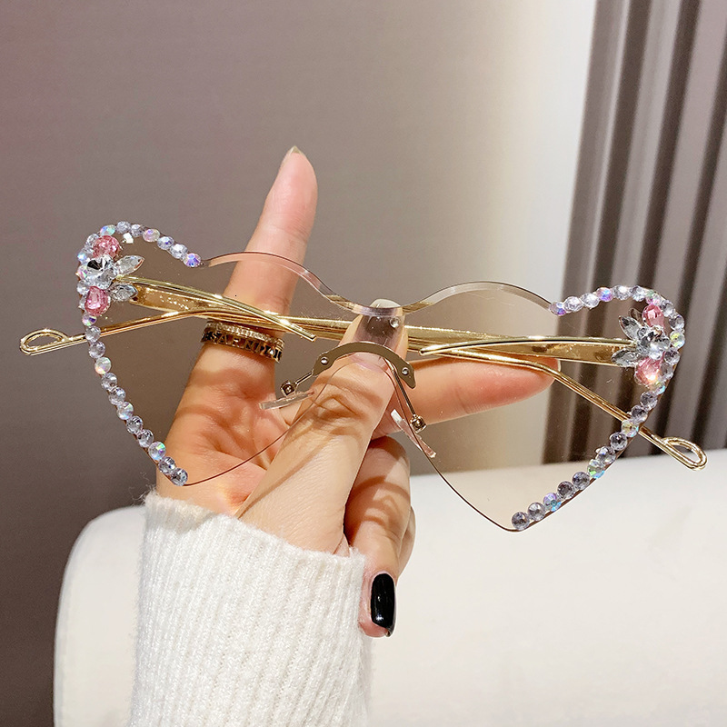 Luxury Brand Designer Sunglasses 2025 New Fashion Heart Diamond Sunglasses For Women, Personalized Rhinestone Sunglasses, European And American Trendy